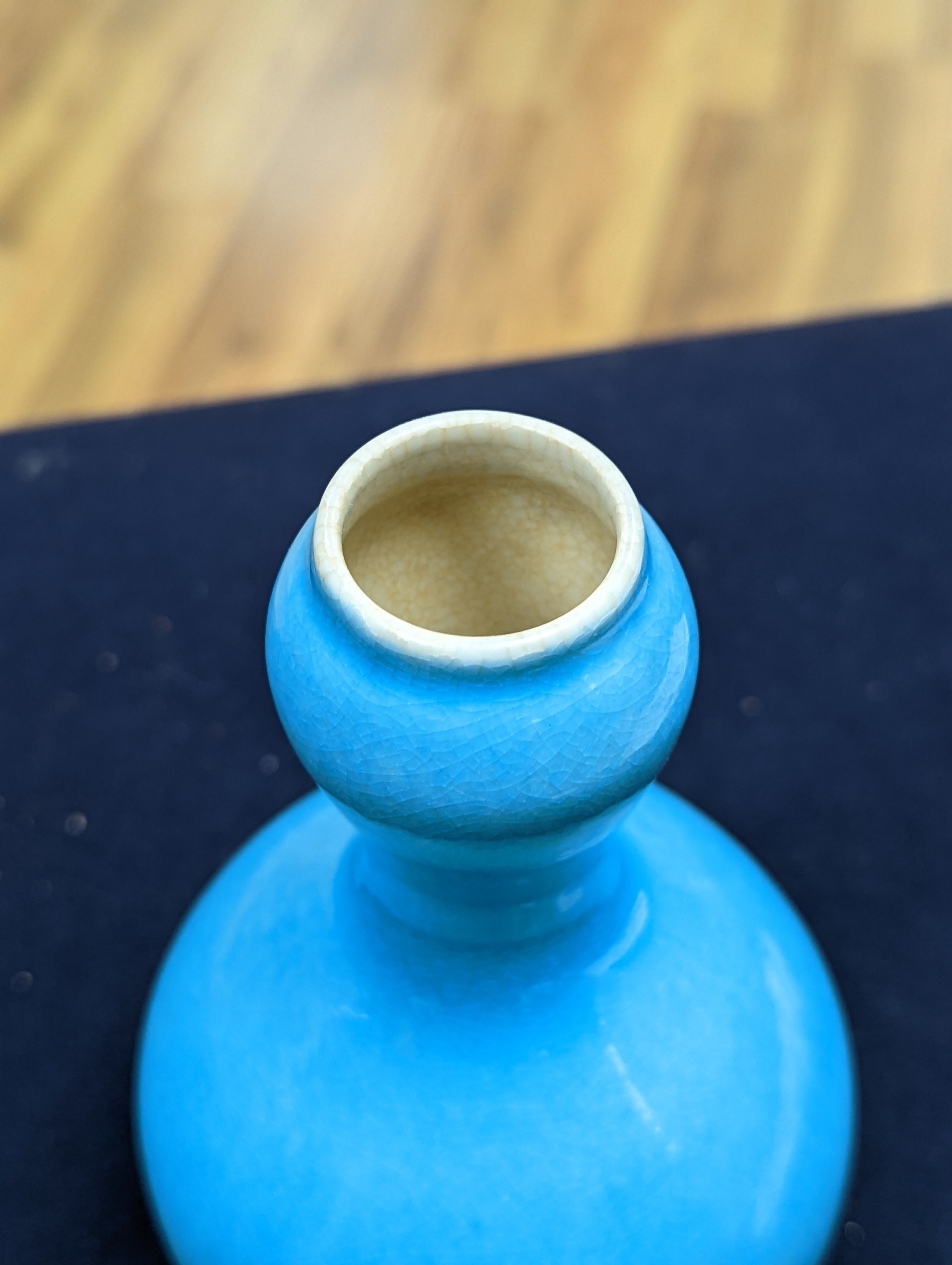 A Chinese turquoise crackle glazed double gourd vase 19cm